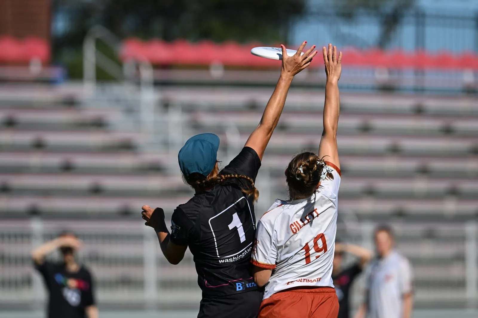 Scandal’s Ashleigh Jentilet gets a block over Riot in the final at the 2026 Pro Championships. Photo: Kevin Leclaire – UltiPhotos.com